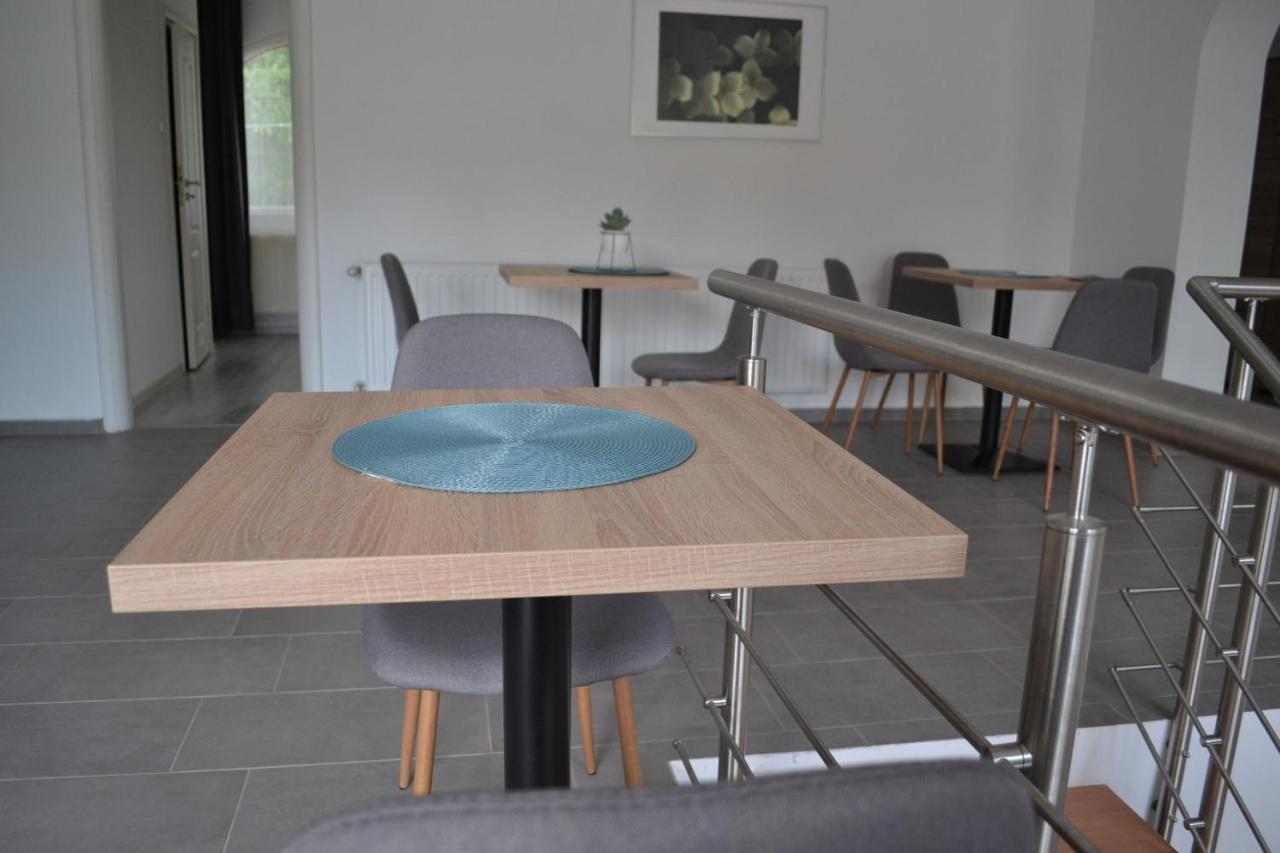 Fonix Design Rooms Debrecen Exteriör bild